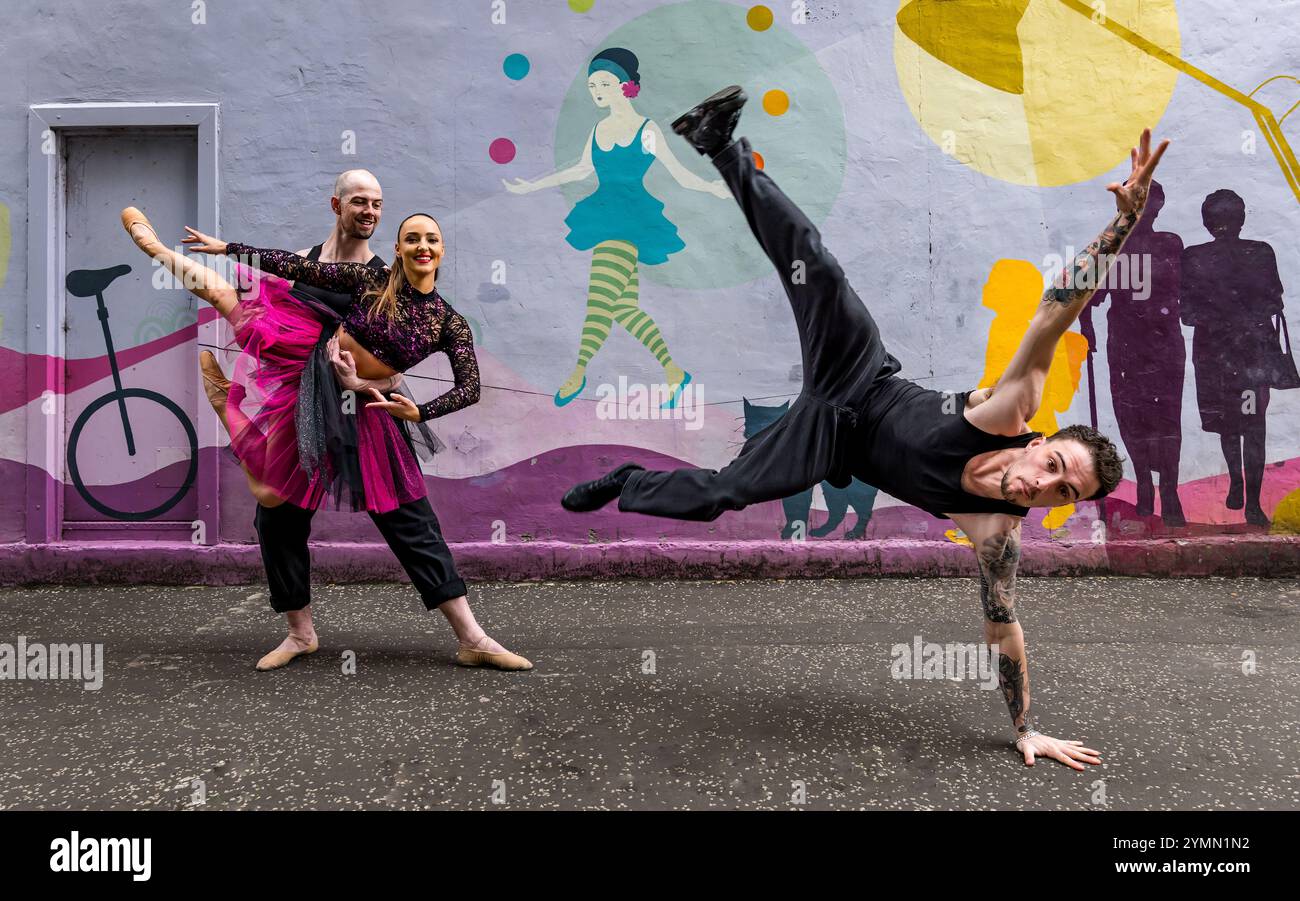 Ballerini Kealy Fouracre, Tyrone Anthony e la ballerina di strada Riley Hinds of Beats on Pointe, murale di Gifford Park, Edinburgh Festival Fringe, Scozia Foto Stock