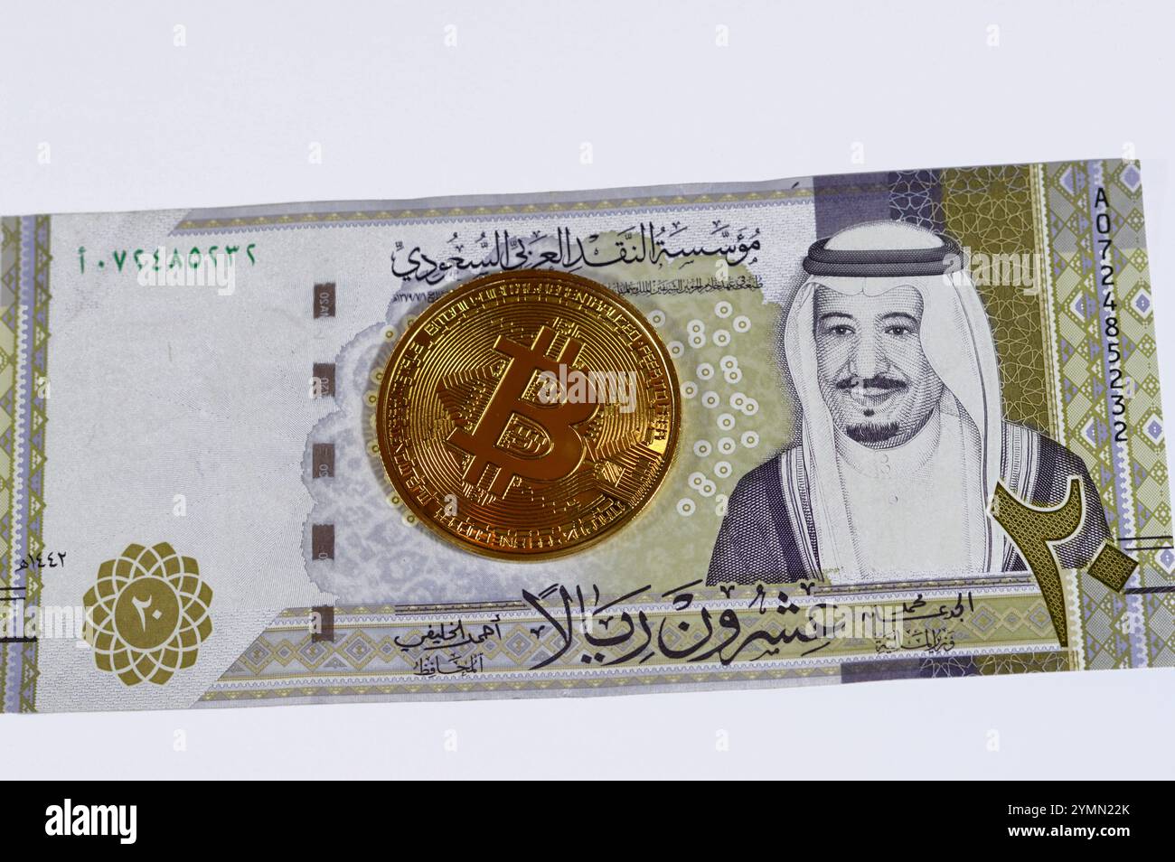 L'Arabia Saudita riyals banconota con Bitcoin moneta d'oro fisica, BTC la prima criptovaluta decentralizzata, nodi nella rete di bitcoin P2P verificano transazione Foto Stock
