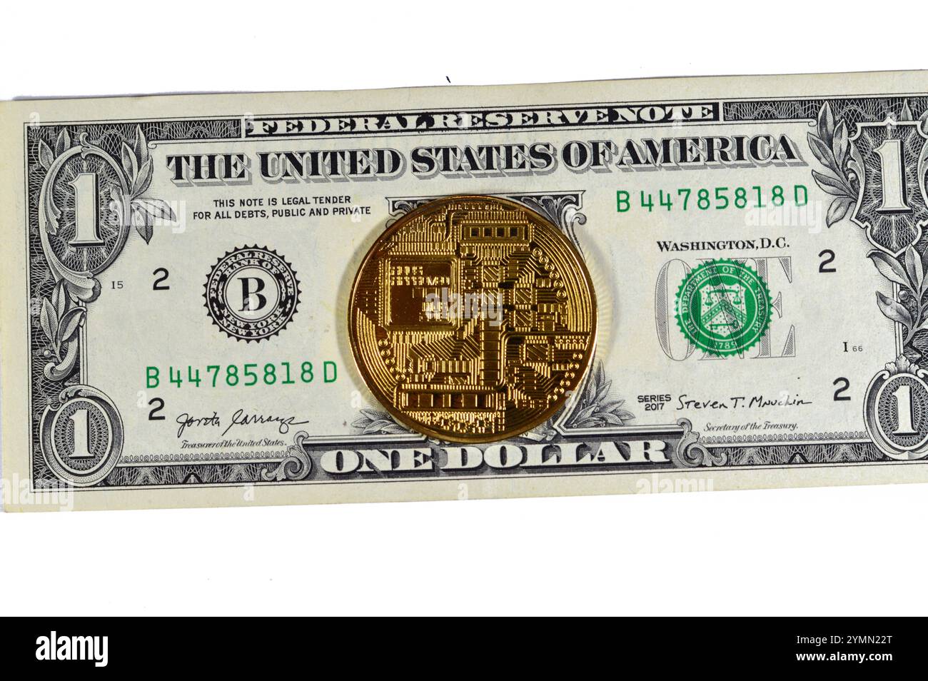 Banconota in dollari americani con moneta d'oro fisica Bitcoin, BTC la prima criptovaluta decentralizzata, nodi nella rete bitcoin P2P verificano la transazione Foto Stock