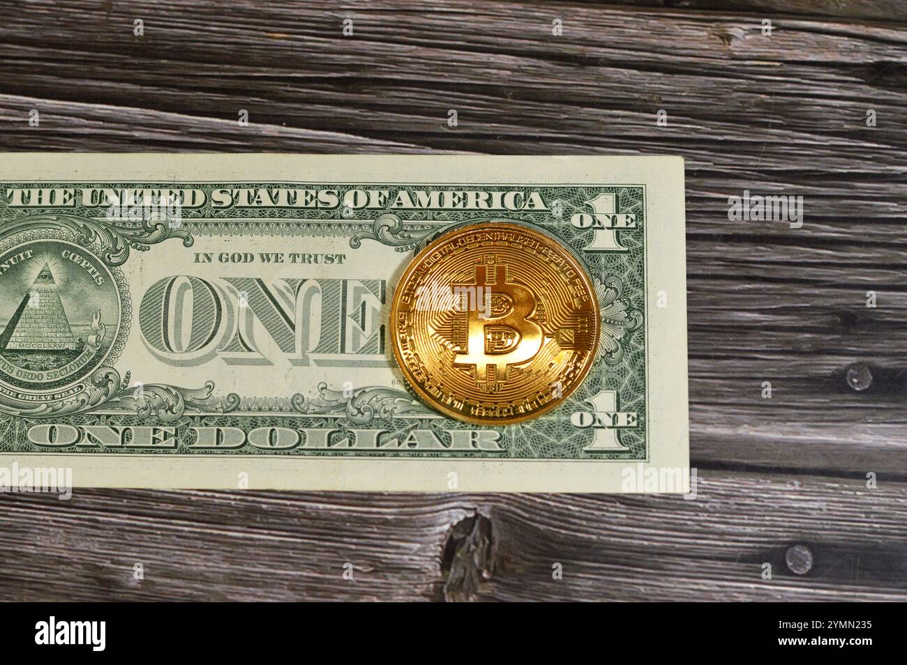 Banconota in dollari americani con moneta d'oro fisica Bitcoin, BTC la prima criptovaluta decentralizzata, nodi nella rete bitcoin P2P verificano la transazione Foto Stock