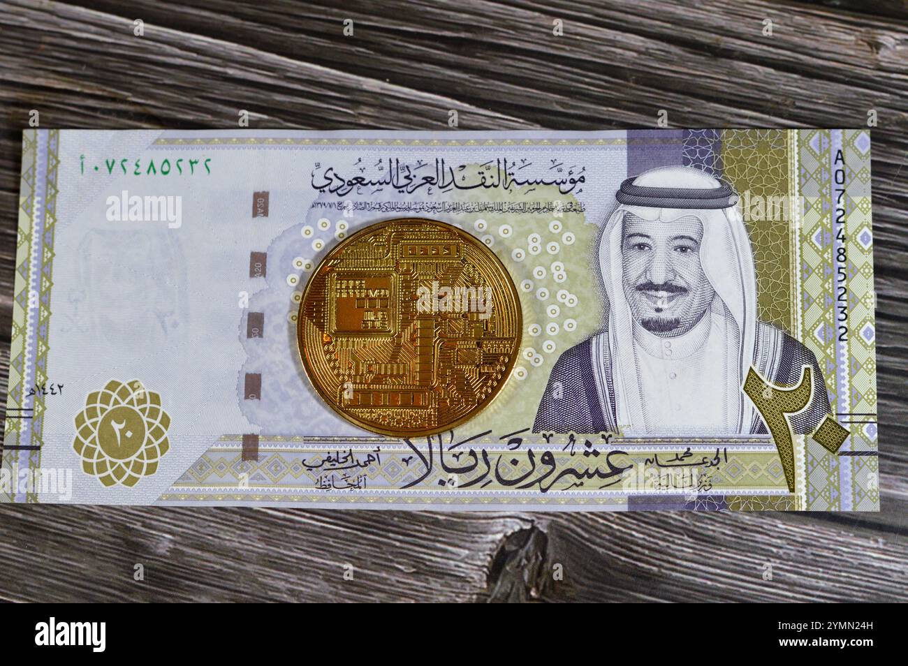 L'Arabia Saudita riyals banconota con Bitcoin moneta d'oro fisica, BTC la prima criptovaluta decentralizzata, nodi nella rete di bitcoin P2P verificano transazione Foto Stock