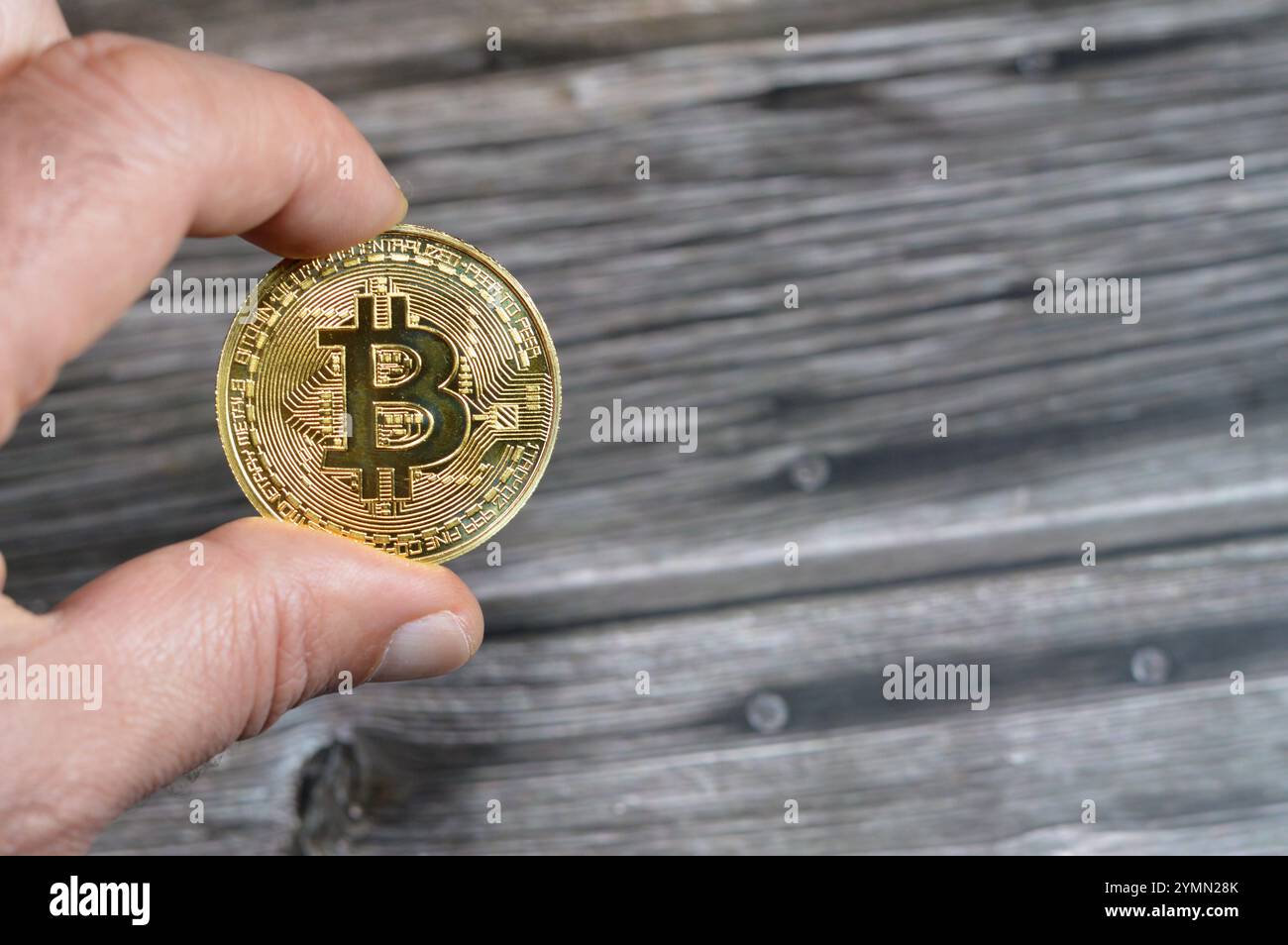 Bitcoin moneta d'oro fisica, BTC la prima criptovaluta decentralizzata, i nodi della rete bitcoin peer-to-peer verificano le transazioni tramite crittografia Foto Stock