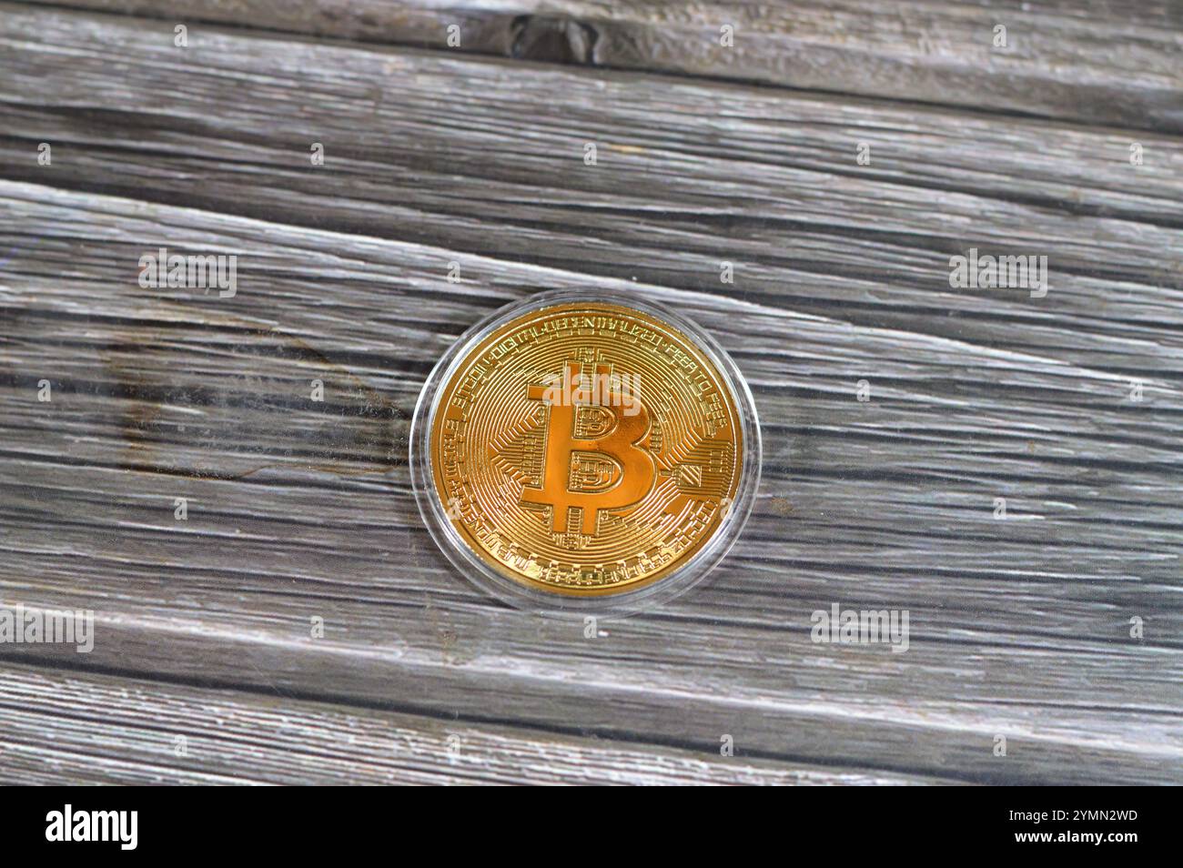 Bitcoin moneta d'oro fisica, BTC la prima criptovaluta decentralizzata, i nodi della rete bitcoin peer-to-peer verificano le transazioni tramite crittografia Foto Stock