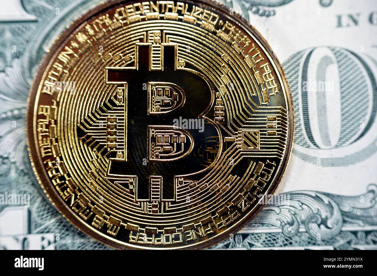 Banconota in dollari americani con moneta d'oro fisica Bitcoin, BTC la prima criptovaluta decentralizzata, nodi nella rete bitcoin P2P verificano la transazione Foto Stock