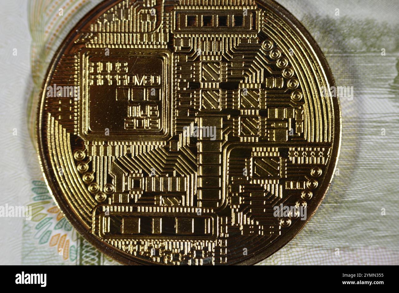 Banconota Yuan con moneta d'oro fisica Bitcoin, BTC la prima criptovaluta decentralizzata, nodi nella rete bitcoin P2P verificano i transactus Foto Stock
