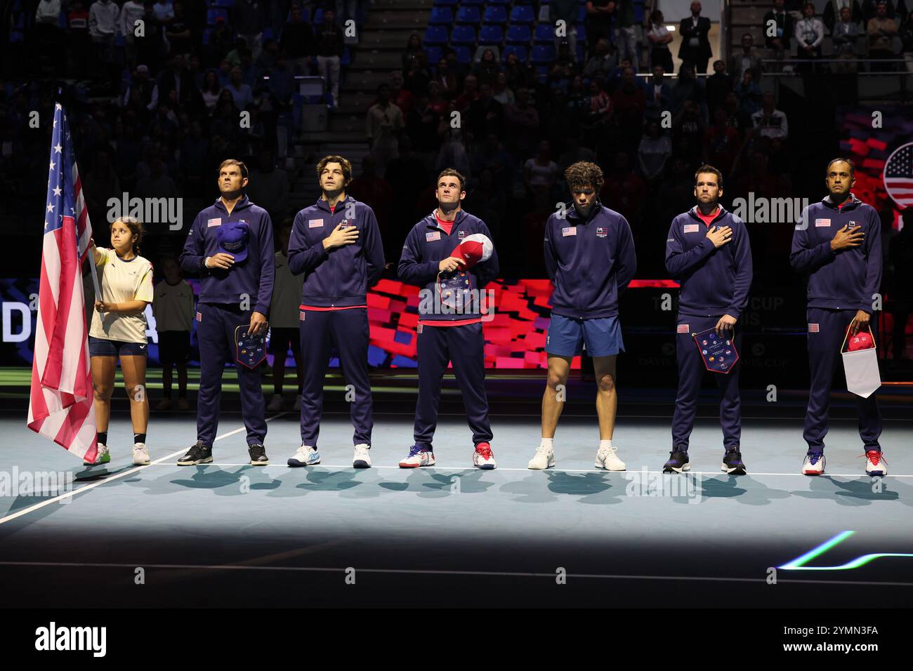 Malaga, Spagna. 21 novembre 2024. Il Team USA ascolta l'inno nazionale prima della partita contro l'Australia, durante i quarti di finale di Coppa Davis 2024 al Palacio de Deportes Jose Maria Martin Carpena Arena di Malaga. Crediti: Isabel Infantes/Alamy Live News Foto Stock