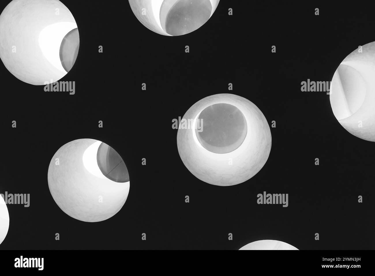 Soffitto scuro con finestre luminose, architettura minimalista astratta, foto di sfondo bianco e nero Foto Stock