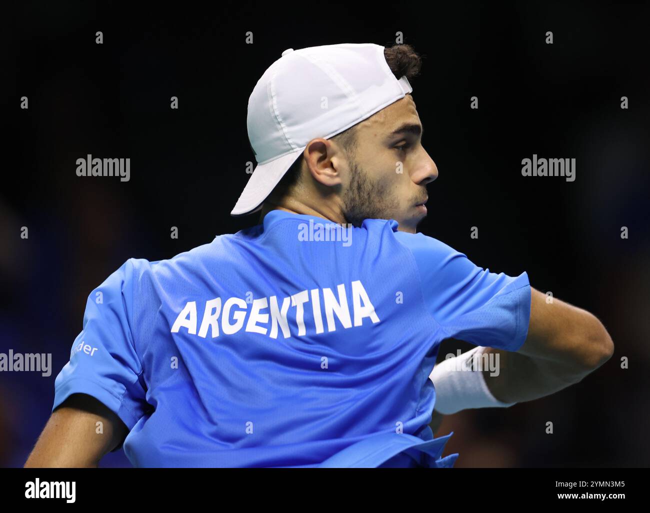 Malaga, Spagna. 21 novembre 2024. Francisco Cerundolo dell'Argentina, in azione contro Lorenzo Musetti, dell'Italia, ai quarti di finale di Coppa Davis 2024, al Palacio de Deportes Jose Maria Martin Carpena Arena di Malaga. Crediti: Isabel Infantes/Alamy Live News Foto Stock