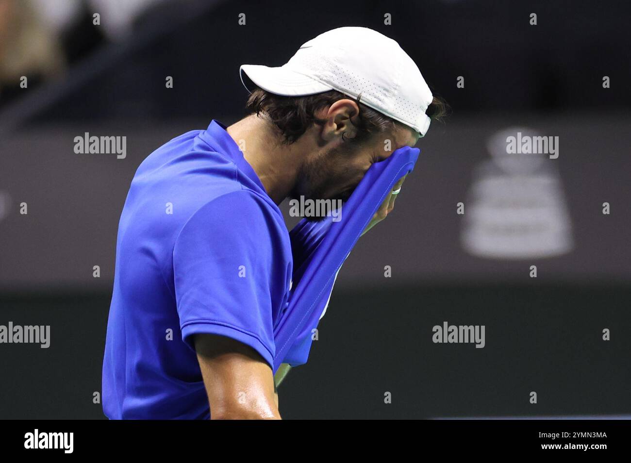 Malaga, Spagna. 21 novembre 2024. Lorenzo Musetti, d'Italia, reagisce contro Francisco Cerundolo degli Stati Uniti, ai quarti di finale di Coppa Davis 2024, al Palacio de Deportes Jose Maria Martin Carpena Arena di Malaga. Crediti: Isabel Infantes/Alamy Live News Foto Stock