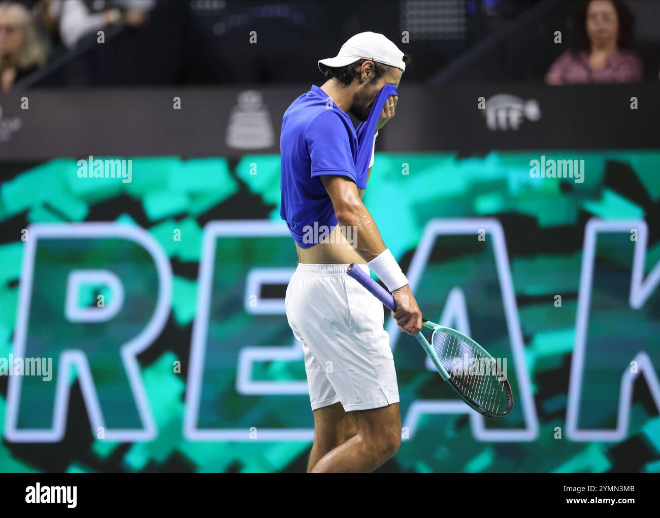 Malaga, Spagna. 21 novembre 2024. Lorenzo Musetti, d'Italia, reagisce contro Francisco Cerundolo degli Stati Uniti, ai quarti di finale di Coppa Davis 2024, al Palacio de Deportes Jose Maria Martin Carpena Arena di Malaga. Crediti: Isabel Infantes/Alamy Live News Foto Stock