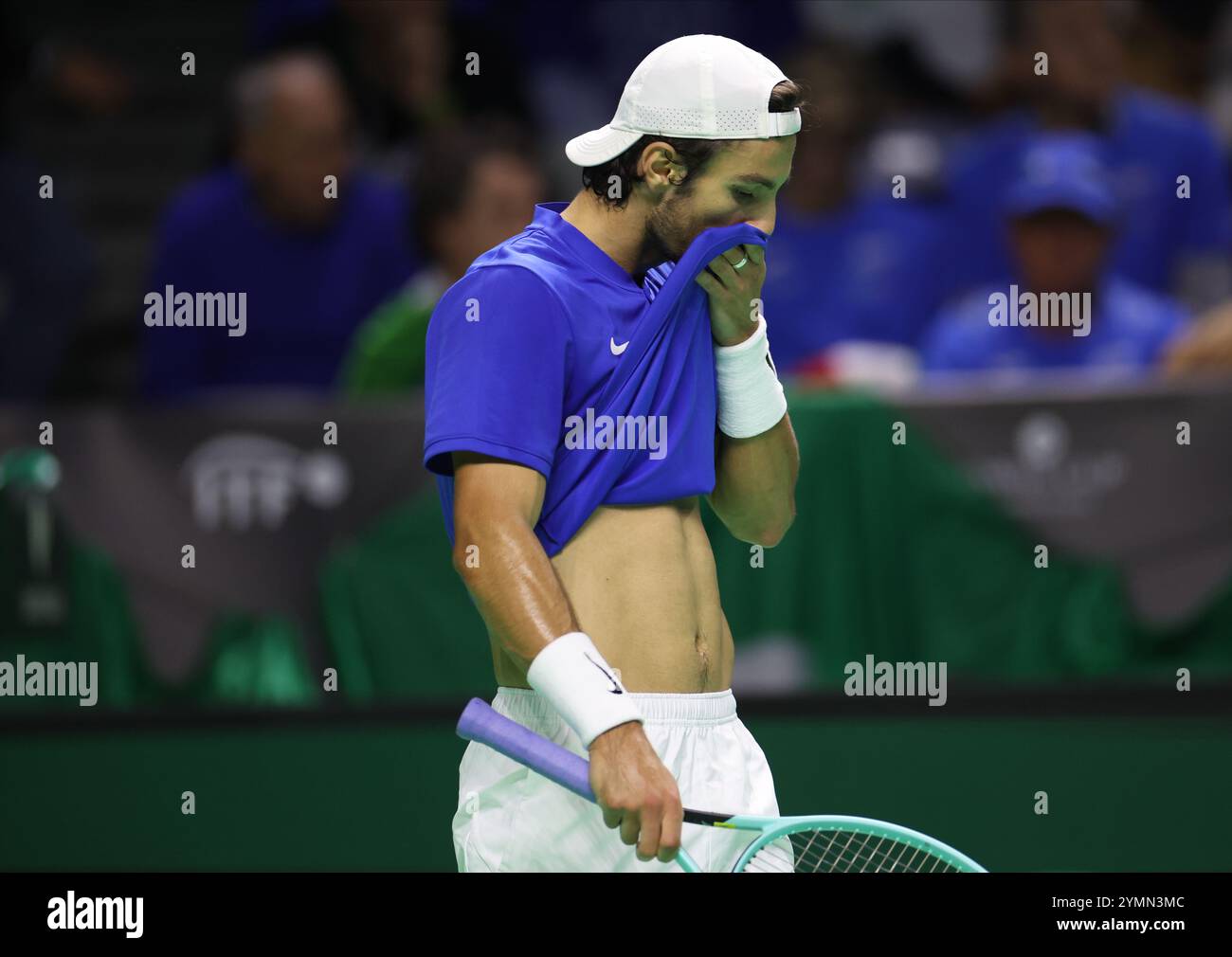 Malaga, Spagna. 21 novembre 2024. Lorenzo Musetti, d'Italia, reagisce contro Francisco Cerundolo degli Stati Uniti, ai quarti di finale di Coppa Davis 2024, al Palacio de Deportes Jose Maria Martin Carpena Arena di Malaga. Crediti: Isabel Infantes/Alamy Live News Foto Stock