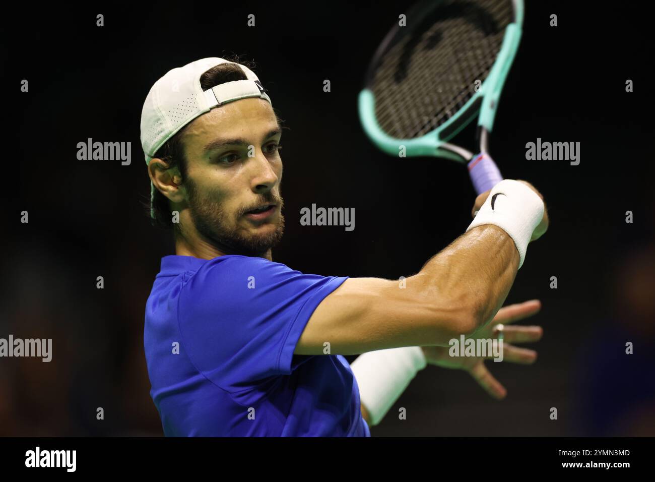 Malaga, Spagna. 21 novembre 2024. Lorenzo Musetti, d'Italia, in azione contro Francisco Cerundolo dell'Argentina, ai quarti di finale di Coppa Davis 2024, al Palacio de Deportes Jose Maria Martin Carpena Arena di Malaga. Crediti: Isabel Infantes/Alamy Live News Foto Stock
