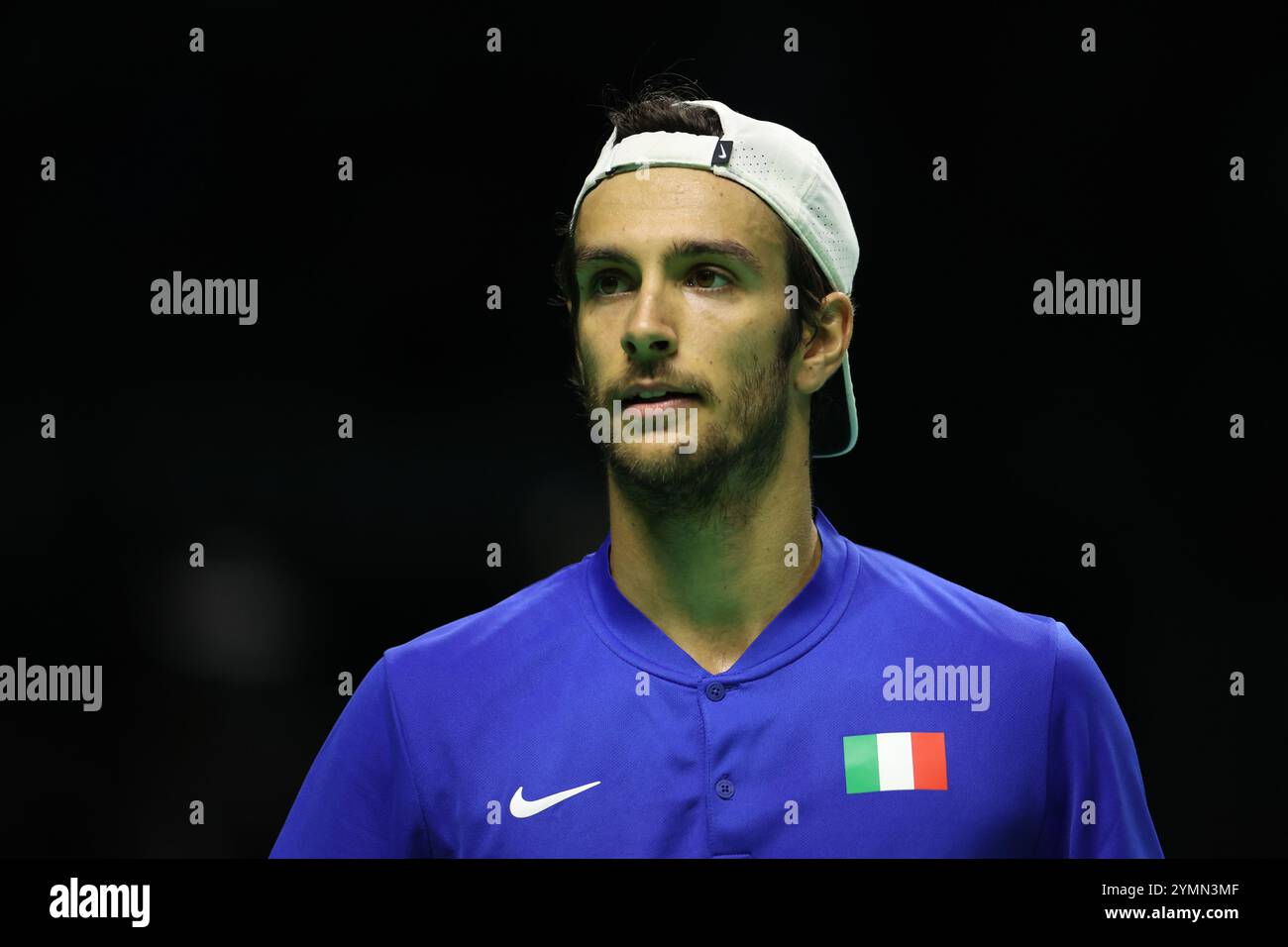 Malaga, Spagna. 21 novembre 2024. Lorenzo Musetti, d'Italia, in azione contro Francisco Cerundolo dell'Argentina, ai quarti di finale di Coppa Davis 2024, al Palacio de Deportes Jose Maria Martin Carpena Arena di Malaga. Crediti: Isabel Infantes/Alamy Live News Foto Stock