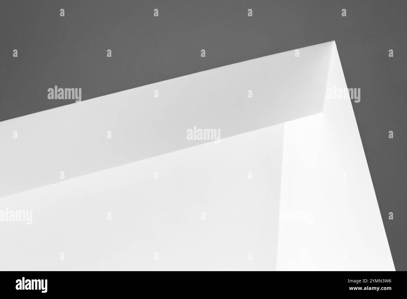 Sfondo bianco astratto dall'architettura minimale con angoli di una nicchia, foto di sfondo Foto Stock