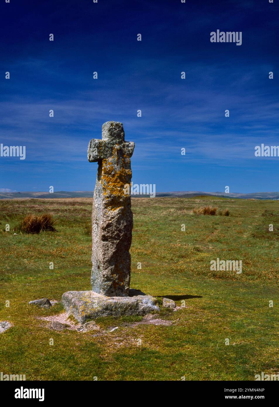 Vista a nord-ovest della croce di passaggio medievale restaurata Horn's Cross con un cairn rotondo dell'età del bronzo posteriore destro, Holne Moor, Dartmoor, Devon, Inghilterra, REGNO UNITO. Foto Stock