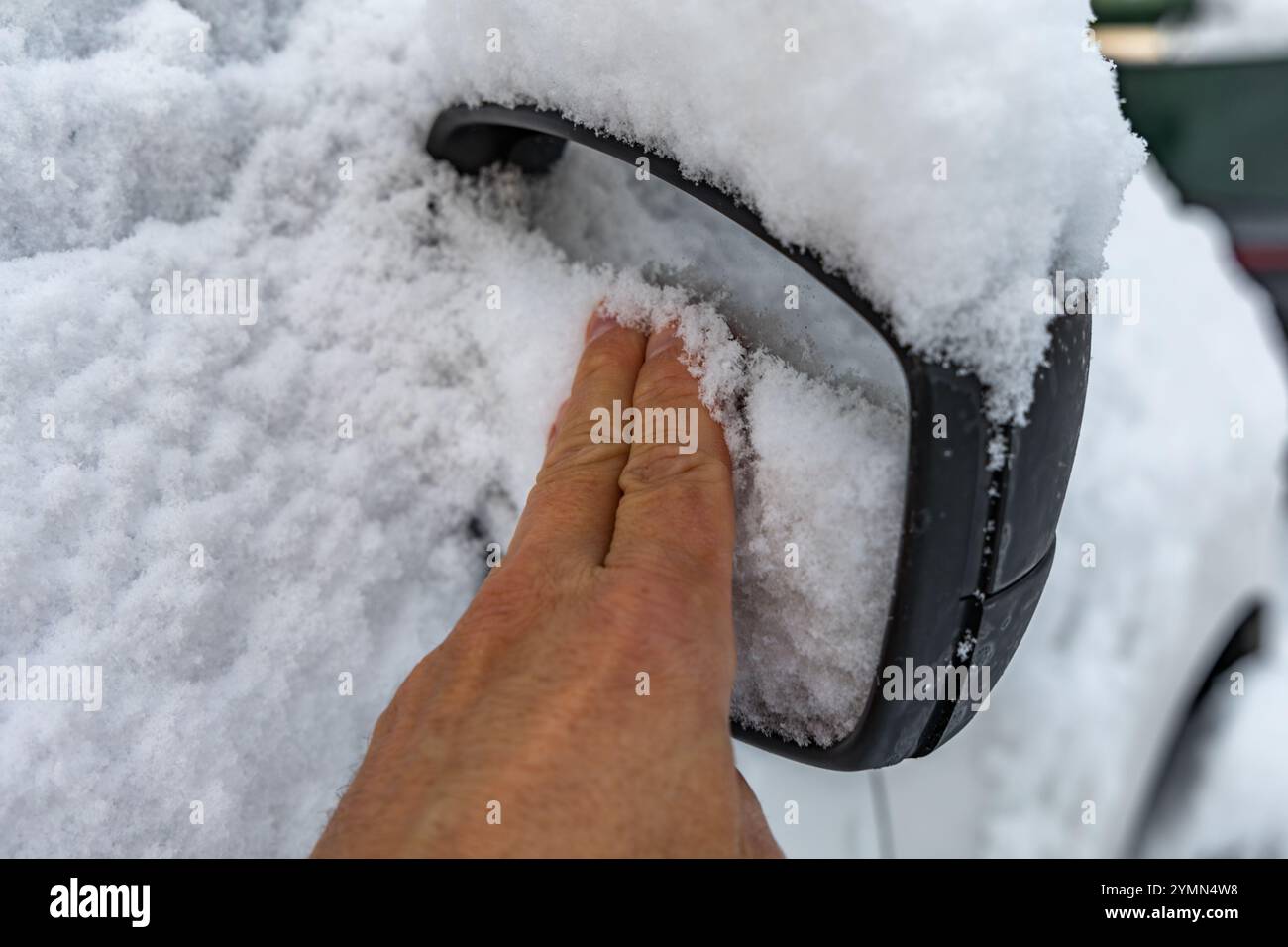 Preparare la vettura per la strada, eliminare la neve, sbrinare gli specchietti, rimuovere il ghiaccio dagli specchietti, rimuovere la neve dagli specchietti Foto Stock