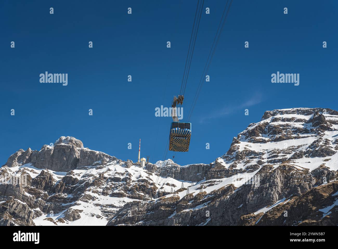 Funivia di fronte al massiccio innevato del monte Saentis, Schwaegalp, Canton Appenzello Ausserrhoden, Svizzera Foto Stock