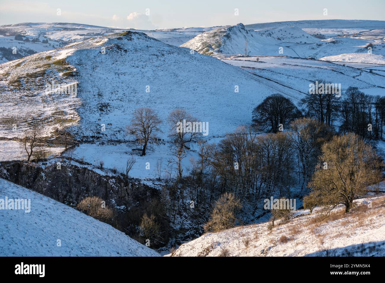 Una vista invernale nevosa vicino a Earl Sterndale - Hitter Hill è in primo piano con Chrome Hill e Hollins Hill oltre, Peak District, Derbyshire Foto Stock