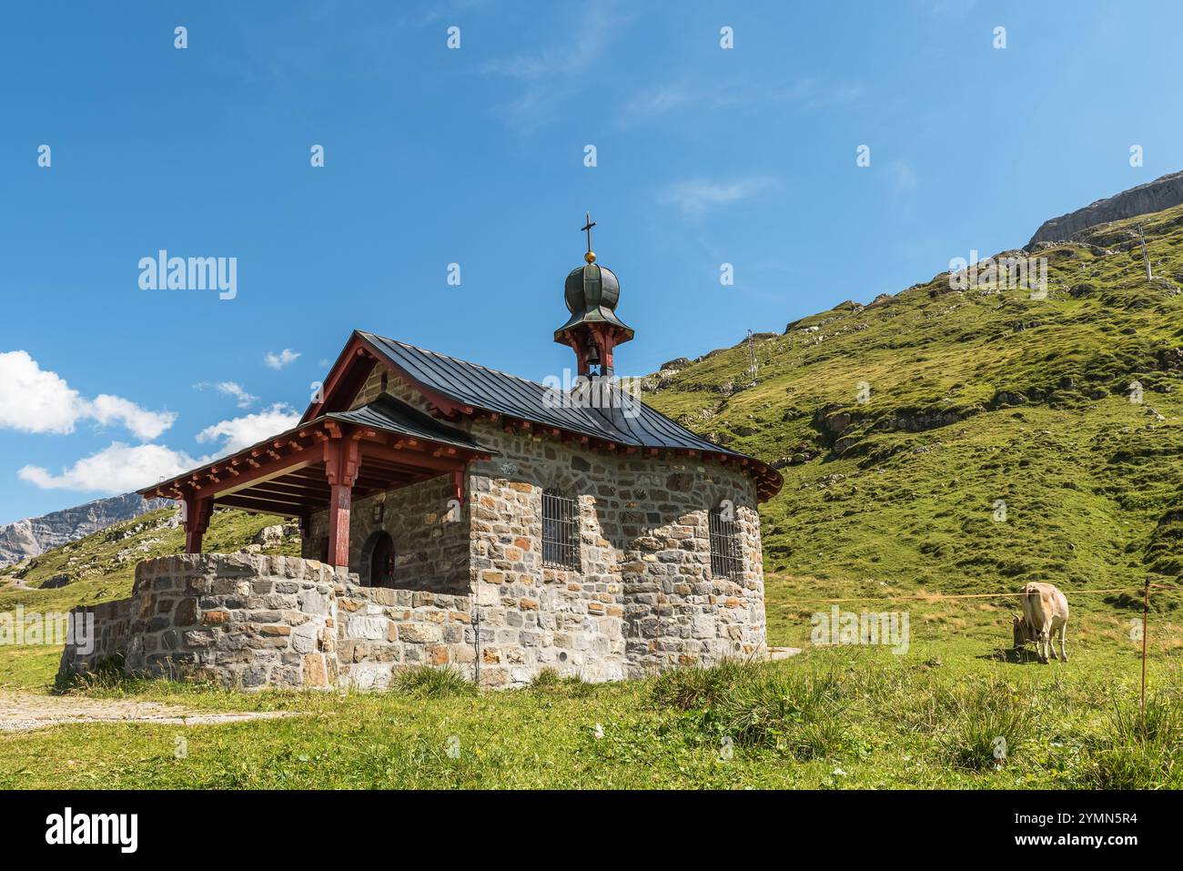 Storica cappella in pietra sulla cima del passo di chiusa, Spiringen, Canton di Uri, Svizzera Foto Stock