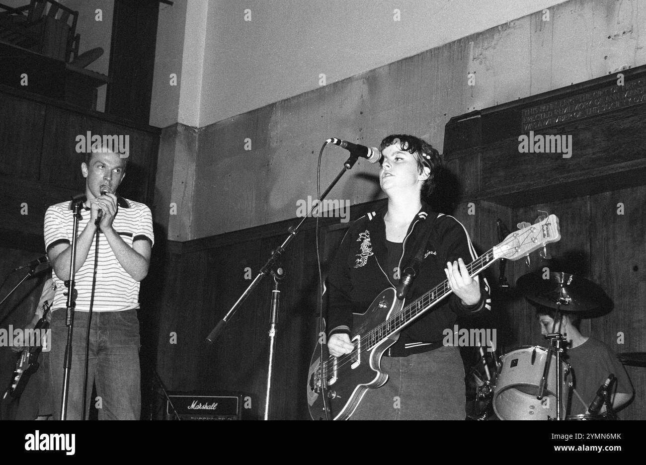 Chris Rowley (L), Niki Elliot (C) e Karen Hill (R) dei Riot Grrrl band Huggy Bear che si esibiscono al Conway Hall, Holborn, Londra, 24/07/93. Foto Stock