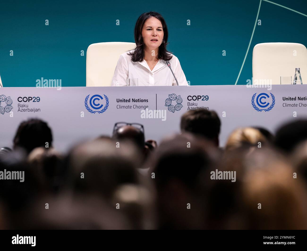 Il ministro degli Esteri tedesco Annalena Baerbock parla durante una conferenza stampa nella zona blu durante la Conferenza delle Nazioni Unite sui cambiamenti climatici COP29, un evento tenuto dall'UNFCCC allo Stadio Olimpico di Baku, Azeerbaijan il 22 novembre 2024 Foto Stock