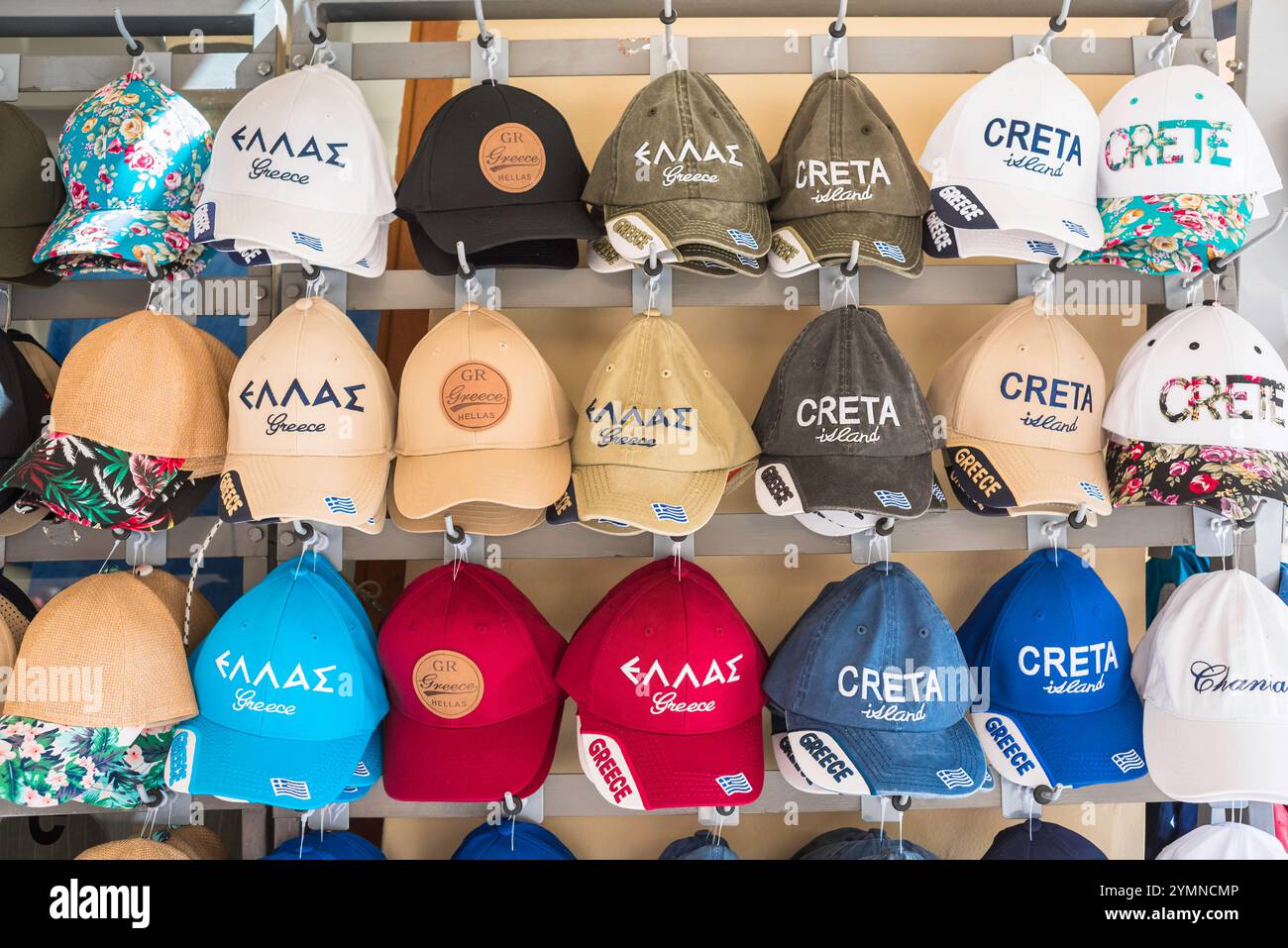 Chania Street Market, vista dei colorati berretti da baseball in vendita nella pittoresca zona della città vecchia di Chania (Hania), Creta, Grecia Foto Stock