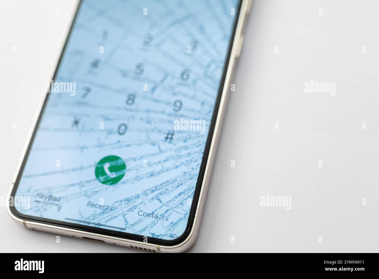 Display dello smartphone distrutto. Necessità di riparazione, assicurazione o sostituzione. Gli incidenti accadono. Problemi di supporto tecnico. Foto Stock