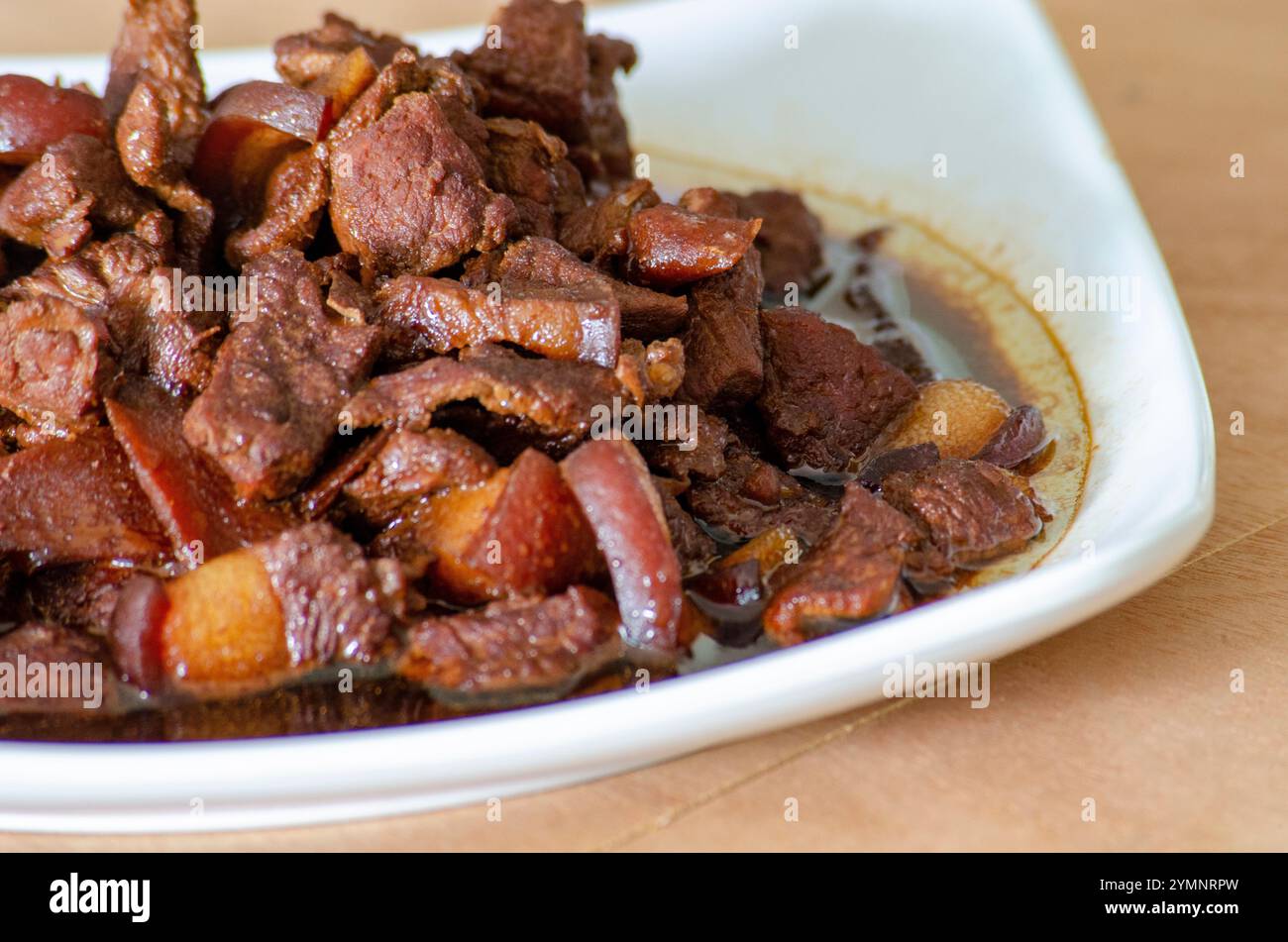 Vista ravvicinata della deliziosa carne di maiale cotta con salsa di soia. Cucina asiatica. Foto Stock