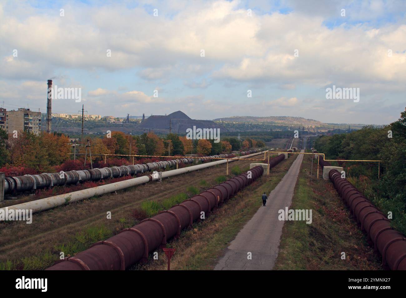 Il fiume Seversky Donets scorre attraverso i tubi. Gorlovka, regione di Donetsk. Area industriale. Foto Stock