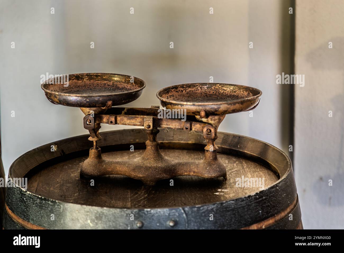 Le bilance originali venivano utilizzate originariamente per pesare gli ingredienti della buccia d'arancia amara, dei chiodi di garofano e del cardamomo per il liquore al Curacao. . Fabbrica Senor, dove viene prodotto il liquore Curacao originale. Landhuis Chobolobo, Elias R. A. Moreno Boulevard, Willemstad, Curacao, Curacao, Kòrsou Foto Stock