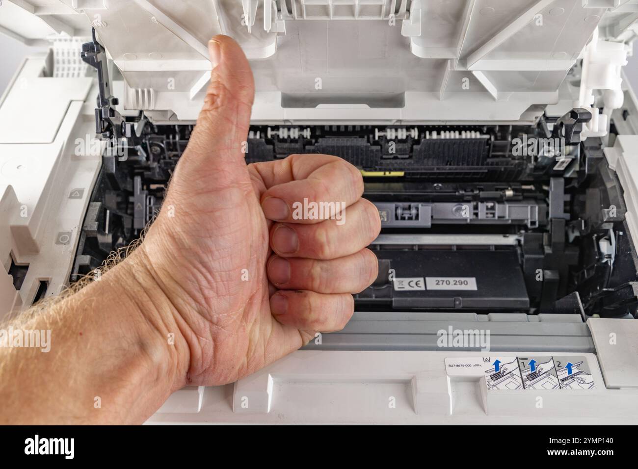 Rimozione di una cartuccia di inchiostro usata da una stampante in ufficio Foto Stock