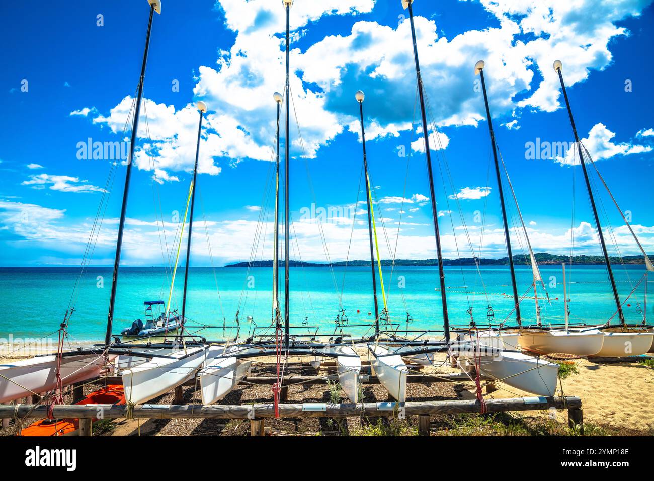 Sainte Tropez spiaggia di sabbia turchese e vista sulle barche a vela, Costa Azzurra in Francia Foto Stock