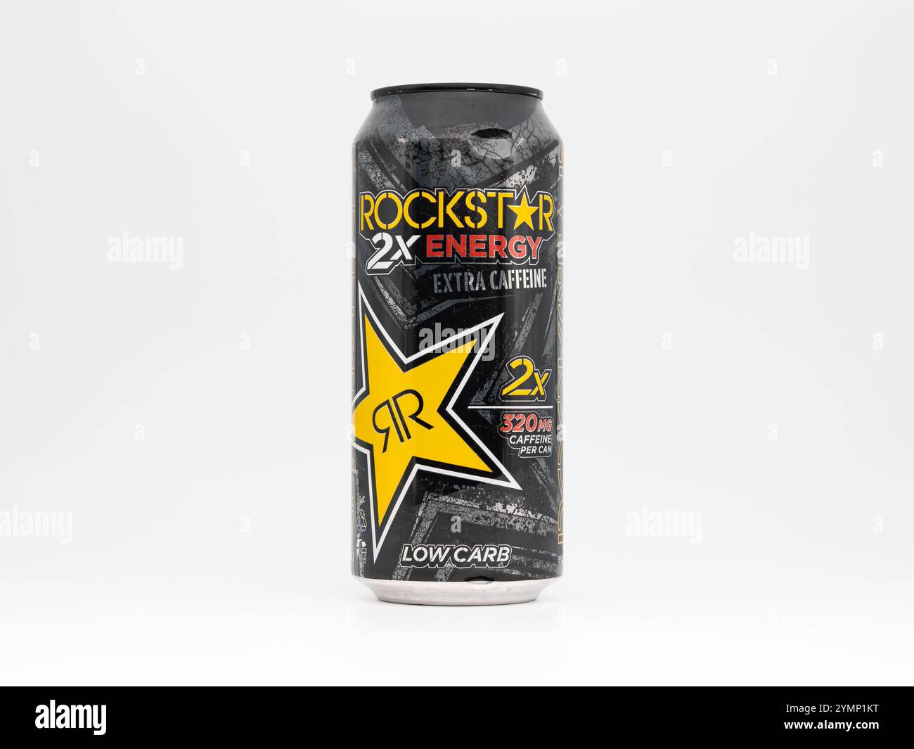 Rockstar 2x Energy - la caffeina extra può dal 2010. Bevanda americana e prodotto lifestyle con etichetta a basso contenuto di carboidrati. Bevanda energetica molto forte. Foto Stock