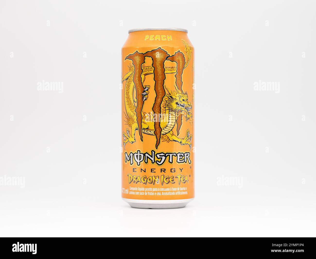 Bevanda Monster Energy Dragon Ice Tea Peach. La bevanda energetica si trova in un barattolo arancione con un artiglio marrone. La bevanda energetica è stata importata dal Brasile. Foto Stock