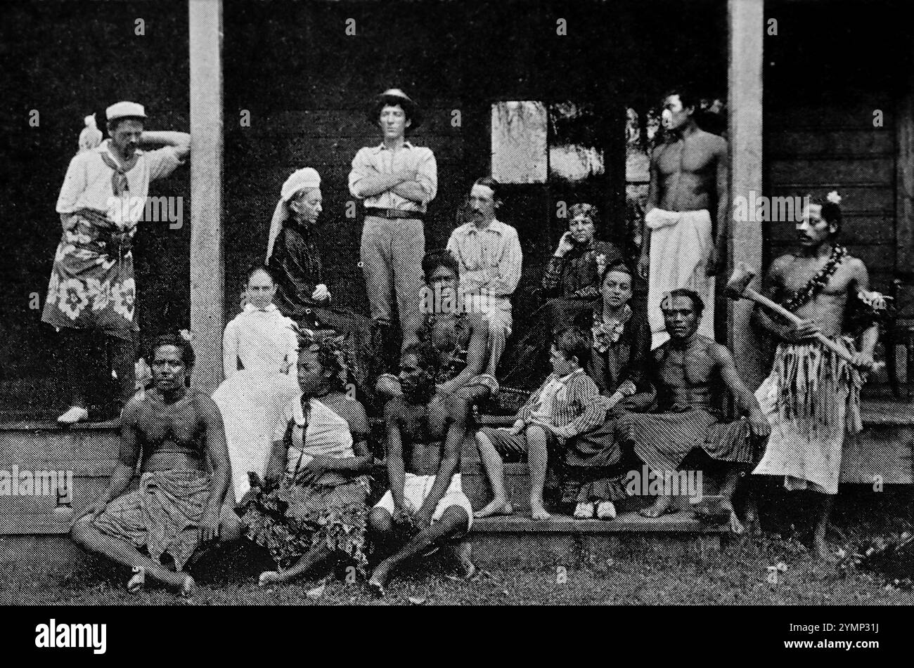 La casa di Robert Louis Stevenson a Vailima, Samoa, mostrata qui sulla veranda della sua casa, con un certo numero di servitori nativi. Da una selezione di fotografie sulla vita dello scrittore vittoriano Robert Louis Stevenson, pubblicate da T.N. Foulis nel 1912. La qualità dell'immagine è piuttosto variabile - queste sono state pubblicate circa diciotto anni dopo la morte di Stevenson. Foto Stock