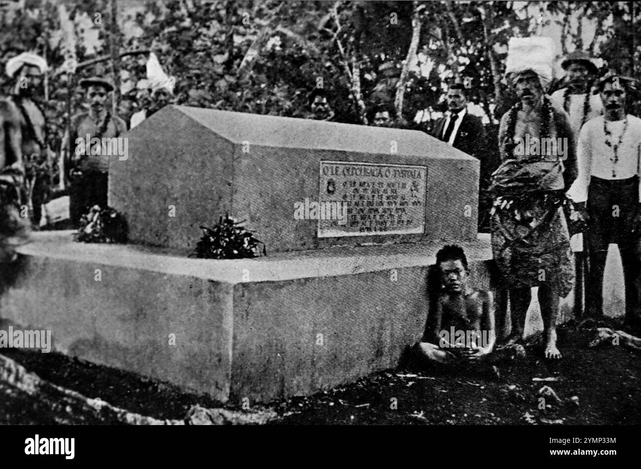 La tomba di Robert Louis Stevenson sulla cima del Monte Vaea a Samoa, c1895. Da una selezione di fotografie sulla vita dello scrittore vittoriano Robert Louis Stevenson, pubblicate da T.N. Foulis nel 1912. La qualità dell'immagine è piuttosto variabile - queste sono state pubblicate circa diciotto anni dopo la morte di Stevenson. Foto Stock