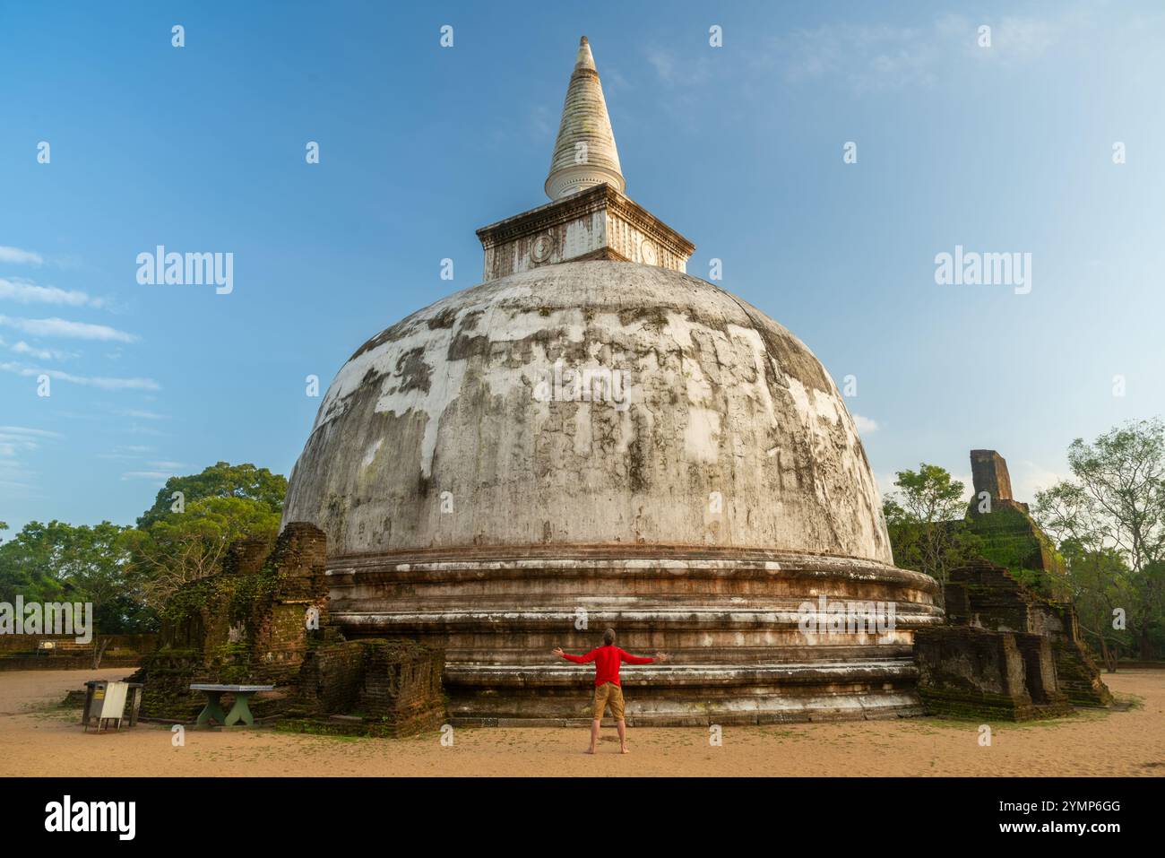 Uomo che cammina intorno Stupa antica città di Polonnaruwa, Sito Patrimonio Mondiale dell'UNESCO, Nord provincia centrale, Sri Lanka Foto Stock