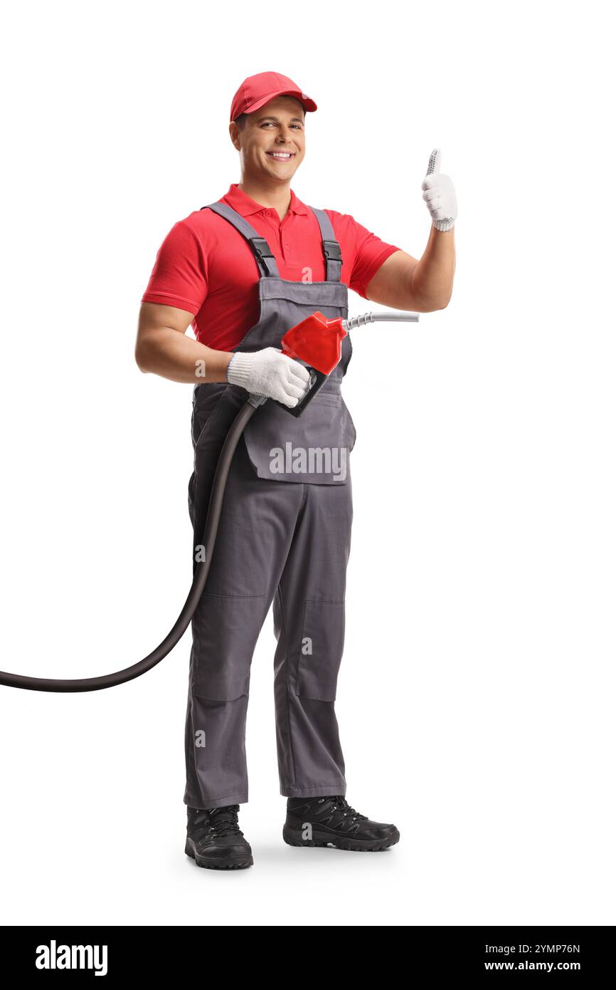 Ripresa a tutta lunghezza di un lavoratore di una stazione di servizio con gesti del tubo flessibile del carburante su sfondo bianco Foto Stock