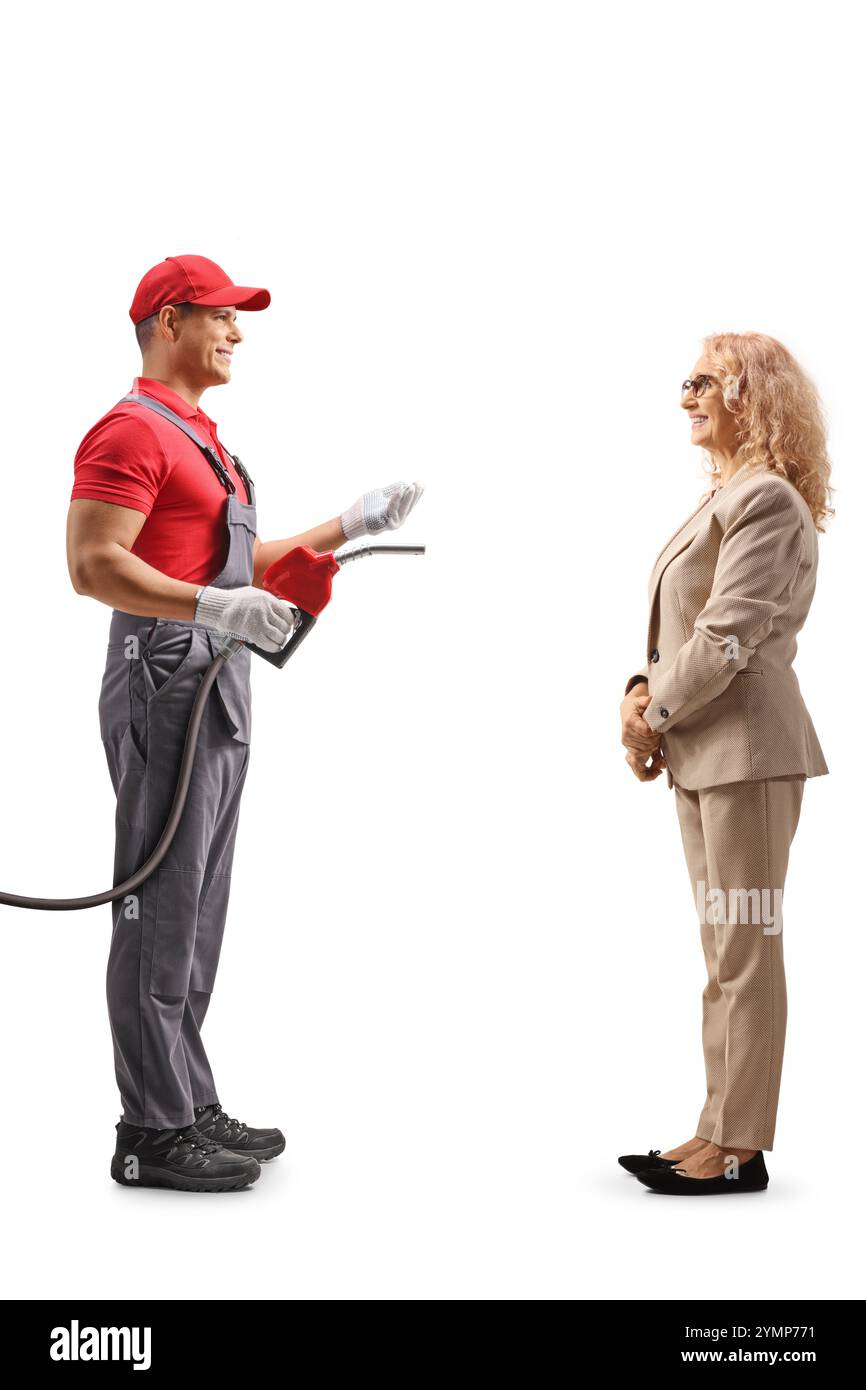Immagine a tutta lunghezza di un lavoratore di una stazione di servizio con un tubo del carburante che parla con una donna isolata su sfondo bianco Foto Stock