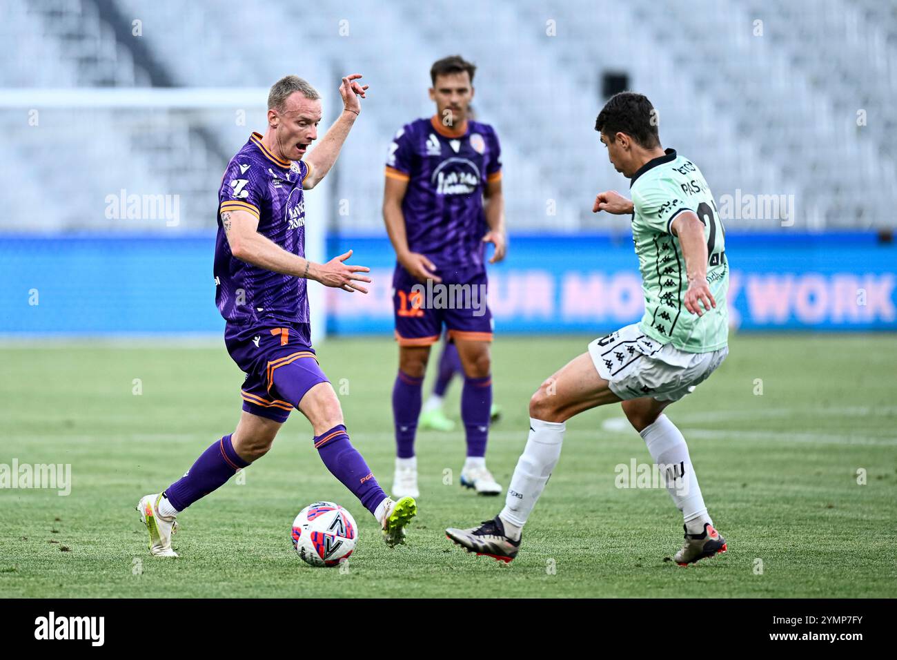 22 novembre 2024; Allianz Stadium, Sydney, NSW, Australia: A-League Football, Perth Glory contro Western United; Nicholas Pennington di Perth Glory passa il pallone mentre Sebastian Pasquali del Western United tackle Foto Stock