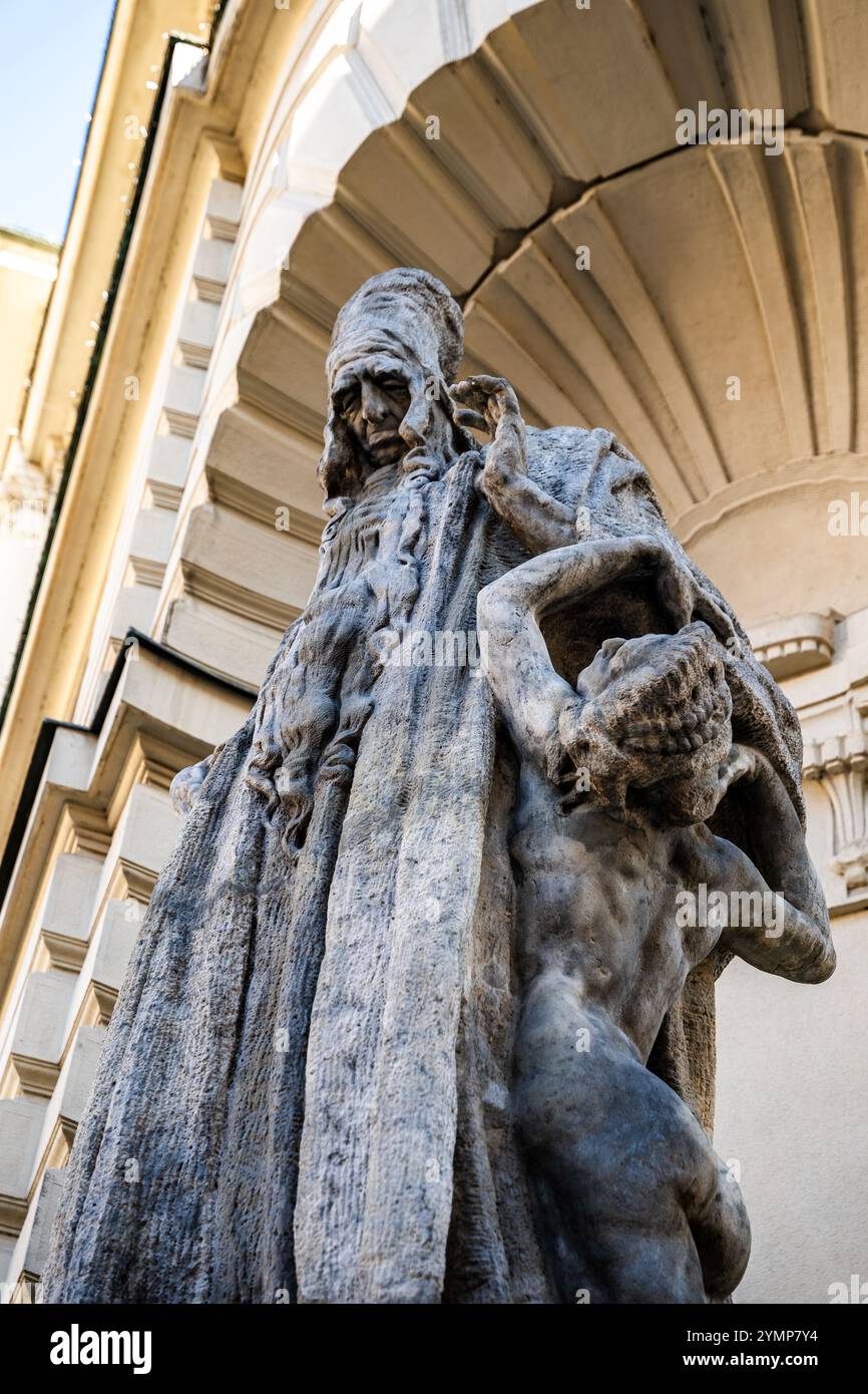 Statua di Judah Loew ben Bezalel (chiamato anche Rabbi Loew), scultura all'aperto di Ladislav Saloun, installata nel nuovo municipio di Praga, in Cechia Foto Stock