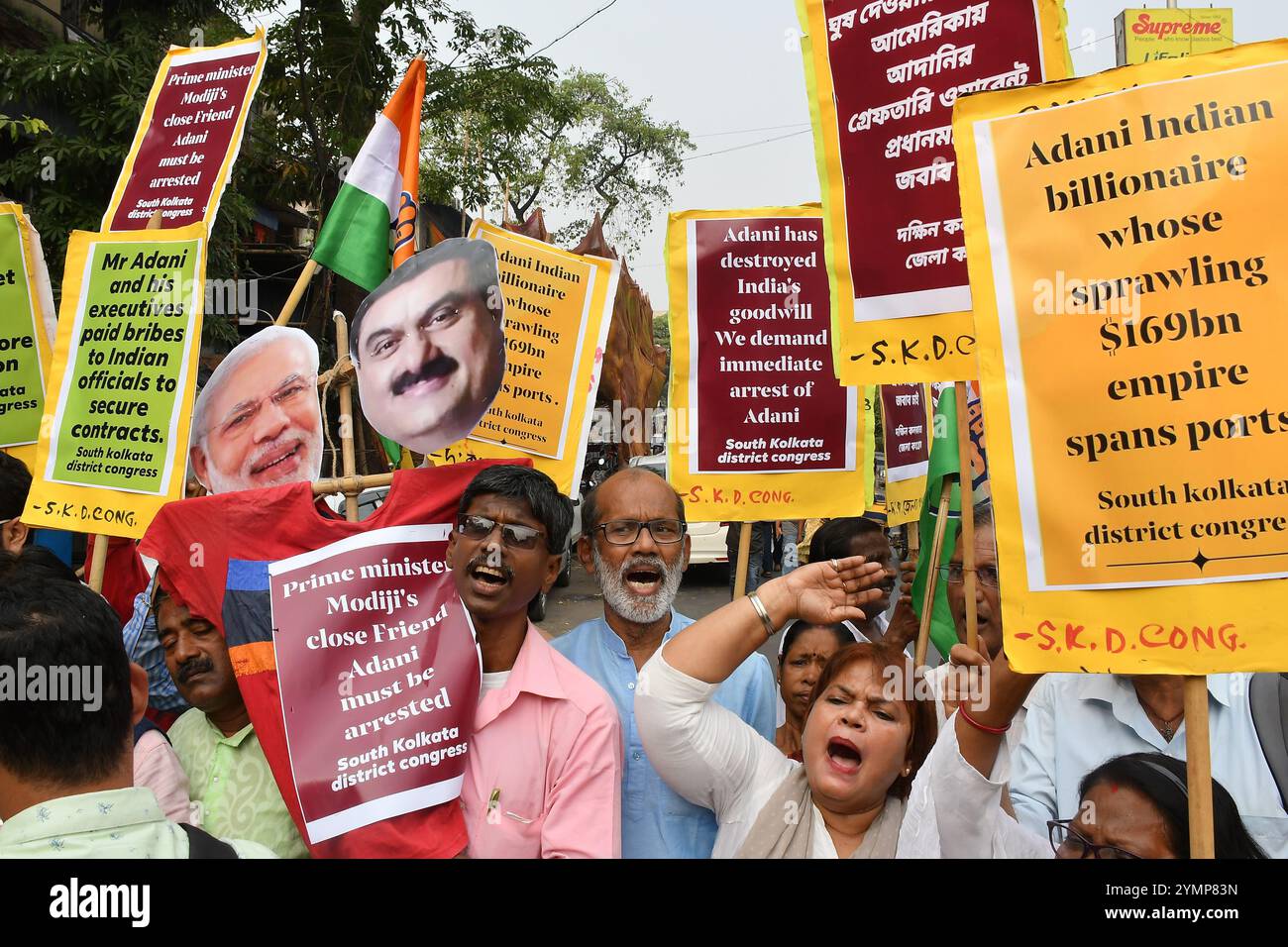 Kolkata, India. 22 novembre 2024. Il più grande partito di opposizione indiano, gli attivisti del Congresso Nazionale Indiano (Inc) manifestano a Kolkata, in India, su richiesta dell'arresto dell'industriale Gautam Adani, il 22 novembre 2024. Gautam Adani e altri otto sono stati accusati di offrire tangenti per 250 milioni di dollari a funzionari governativi in India per ottenere benefici in un accordo sull'energia solare. Un tribunale di New York ha emesso un mandato d'arresto contro Gautam e suo nipote Sagar Adani in uno scandalo di corruzione. (Foto di Sayantan Chakraborty/Pacific Press/Sipa USA) credito: SIPA USA/Alamy Live News Foto Stock