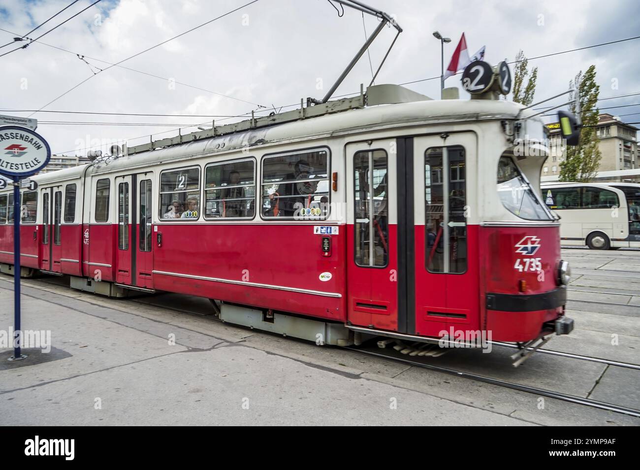 Tram rosso in una stazione di Vienna Foto Stock