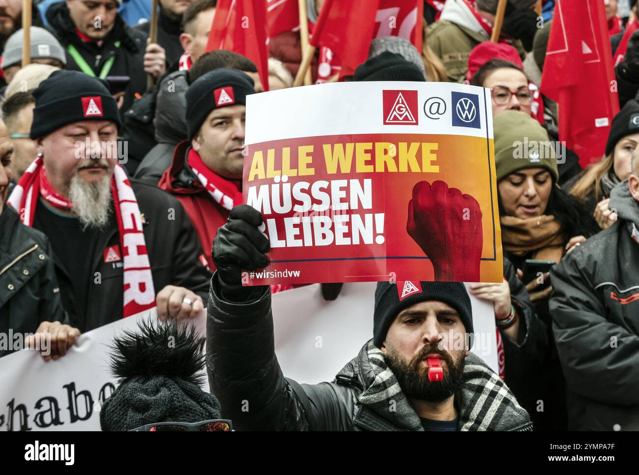 Dimostrazione dei dipendenti Volkswagen sulle trattative collettive tra Volkswagen e IG Metall di fronte alla Volkswagen Arena e. Foto Stock