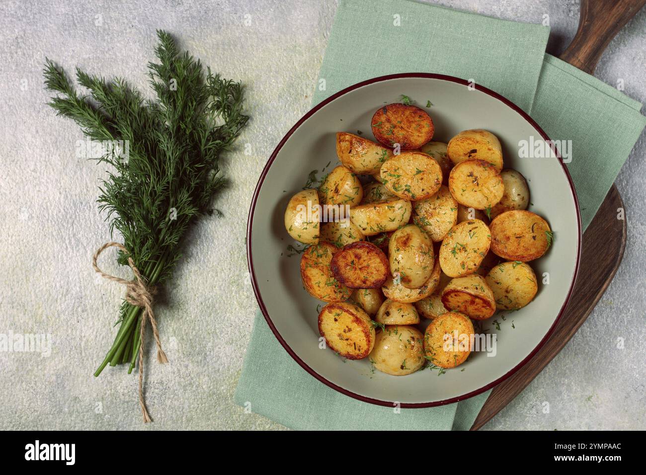 Patate novelle al forno, con burro e aneto, fatte in casa, non c'era gente Foto Stock