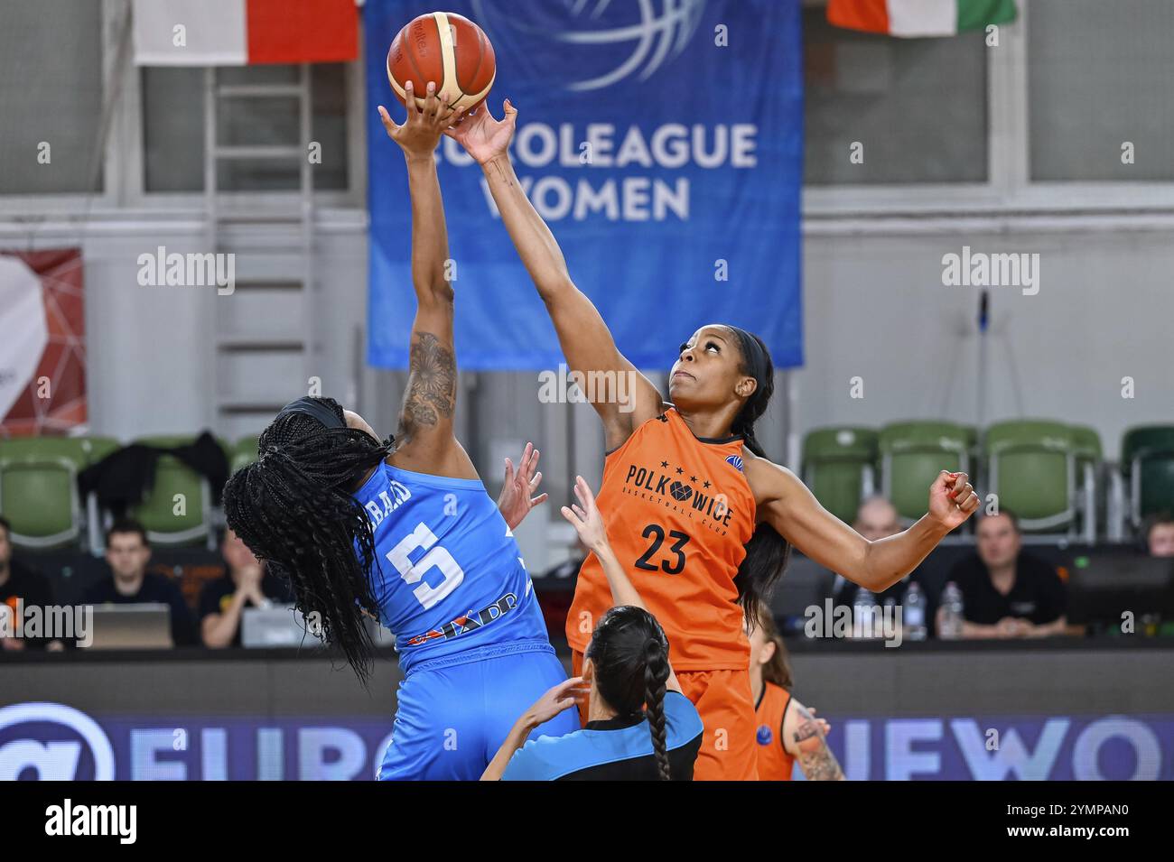 POLKOWICE, POLONIA - 21 DICEMBRE 2022: Baskteball match EuroLeague donne tra BC Polkowice e Atomeromu KSC Szekszard. In azione Ruth Hebard (L) AN Foto Stock