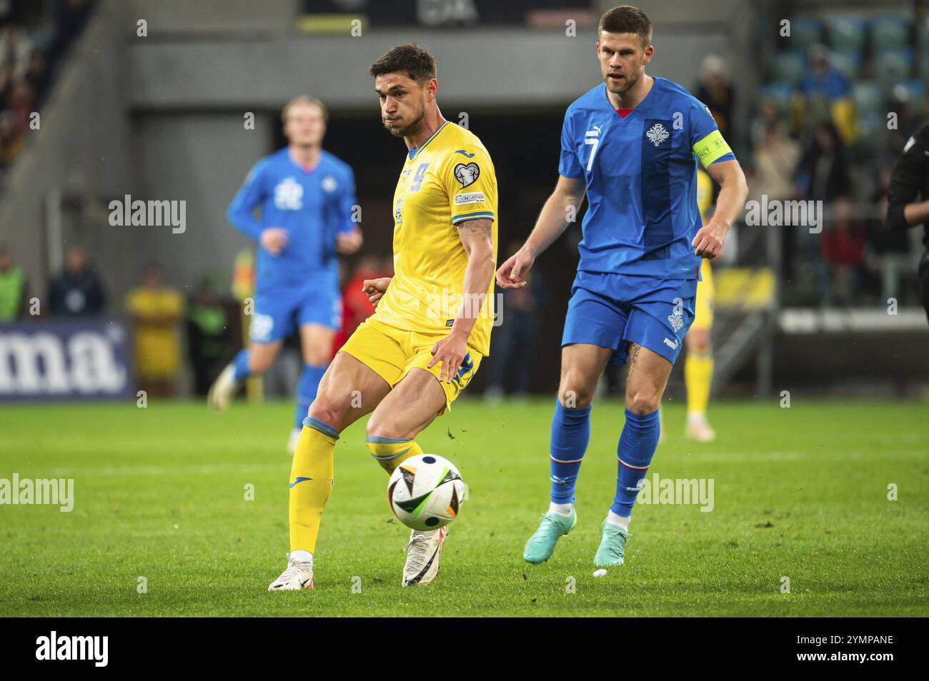 WROCLAW, POLONIA - 26 MARZO 2024: Qualifiche per UEFA Euro 2024. Partita finale di play-off Ucraina - Islanda 2:1. In azione Roman Yaremchuk (L) e Joh Foto Stock