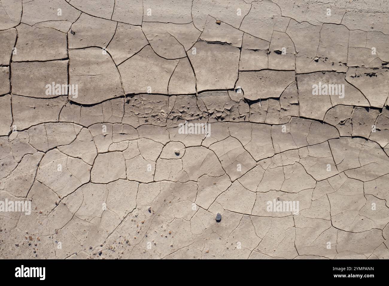 Sporcizia di argilla sabbiosa asciutta e incrinata, colpo d'aria Foto Stock