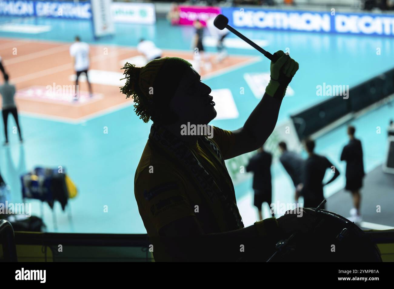 LUBIN, POLONIA - 20 NOVEMBRE 2023: Torneo di pallavolo maschile polacco PlusLiga match KGHM Cuprum Lubin vs Aluron CMC Warta Zawiercie. Silhouette del batterista suppo Foto Stock