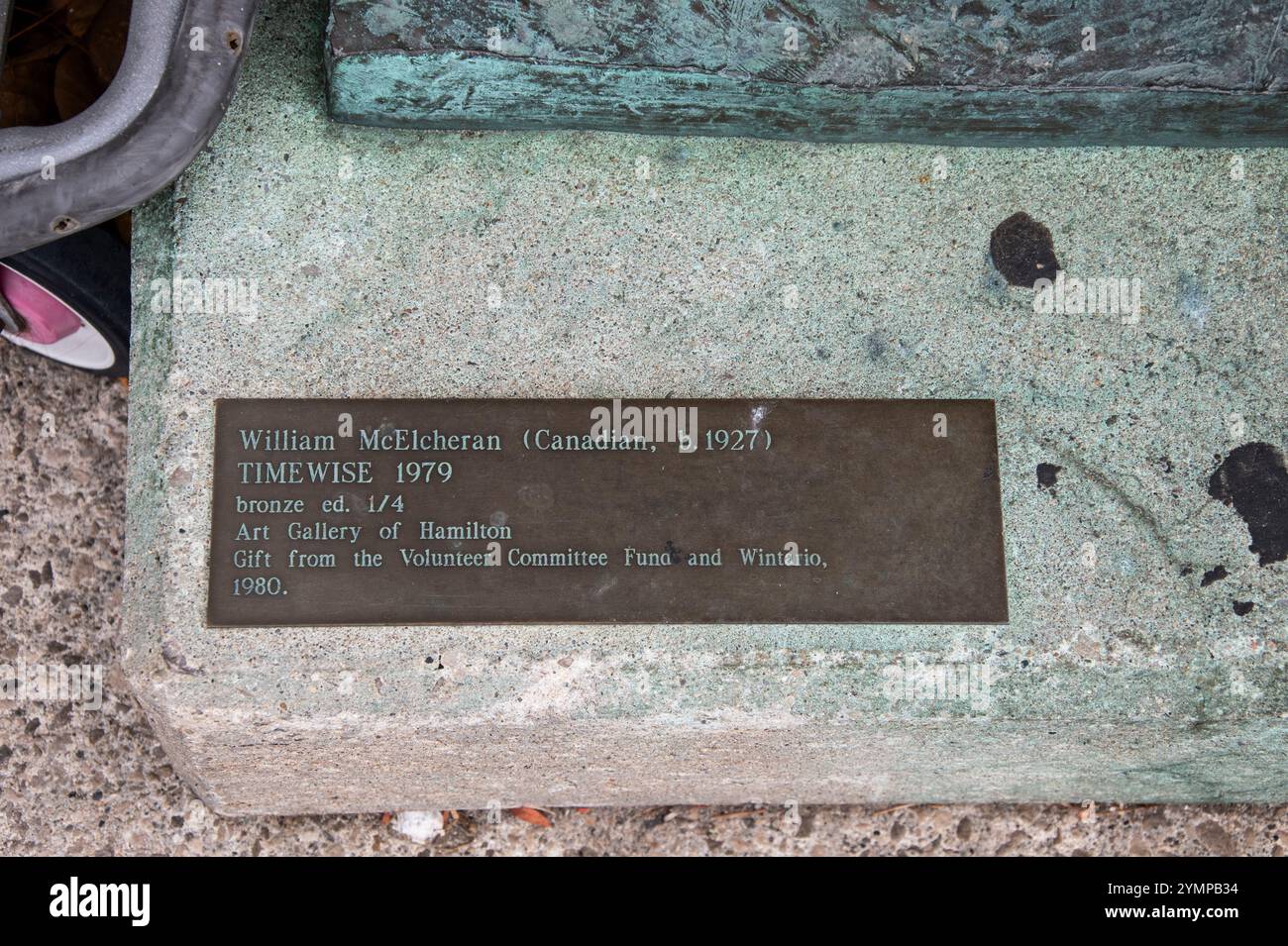 Targa per la statua di William McElcheran all'Aeroporto Internazionale di Hamilton su Airport Road a Mount Hope, Hamilton, Ontario, Canada Foto Stock